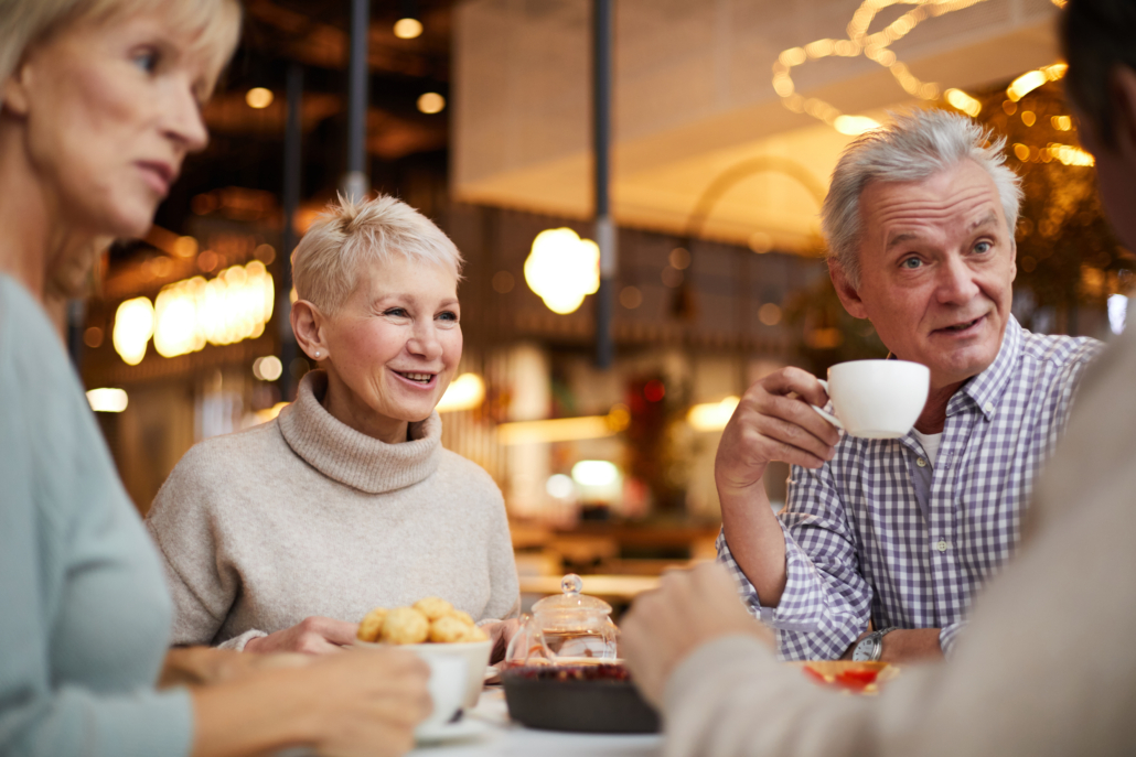 foto van mensen die gezellig koffie drinken