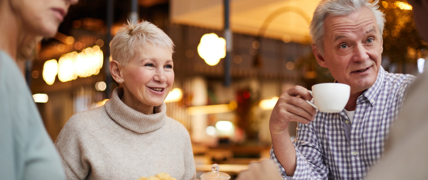 foto van mensen die gezellig koffie drinken
