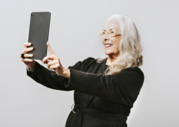 foto van een mevrouw ze kijkt in haar tablet